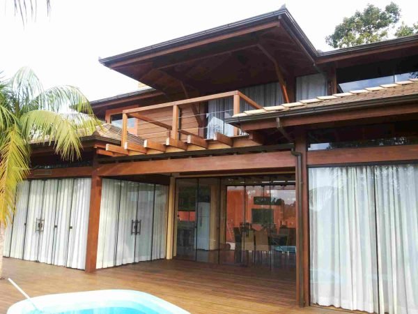 Construtora em Garopaba: Casa de madeira nobre
