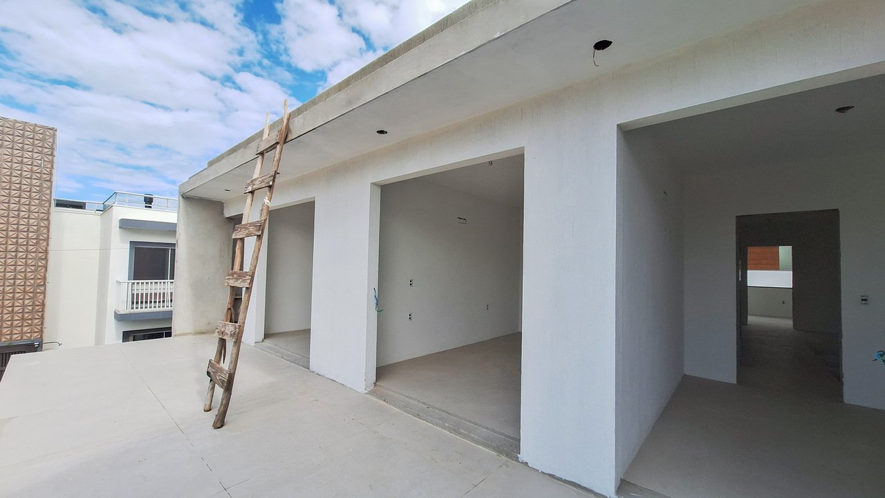 Casa à venda em Garopaba – Com piscina e perto do mar! Casa à venda em Garopaba – Com piscina e perto do mar!