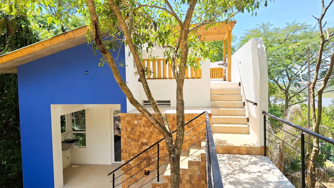 Construtora em Garopaba: Casa com design único no bairro Costa do Macacu Construtora em Garopaba: Casa com design único no bairro Costa do Macacu