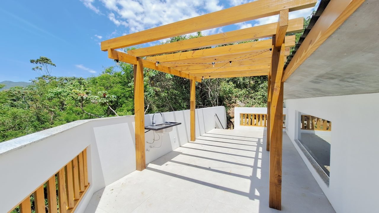 Construtora em Garopaba: Casa com design único no bairro Costa do Macacu Construtora em Garopaba: Casa com design único no bairro Costa do Macacu