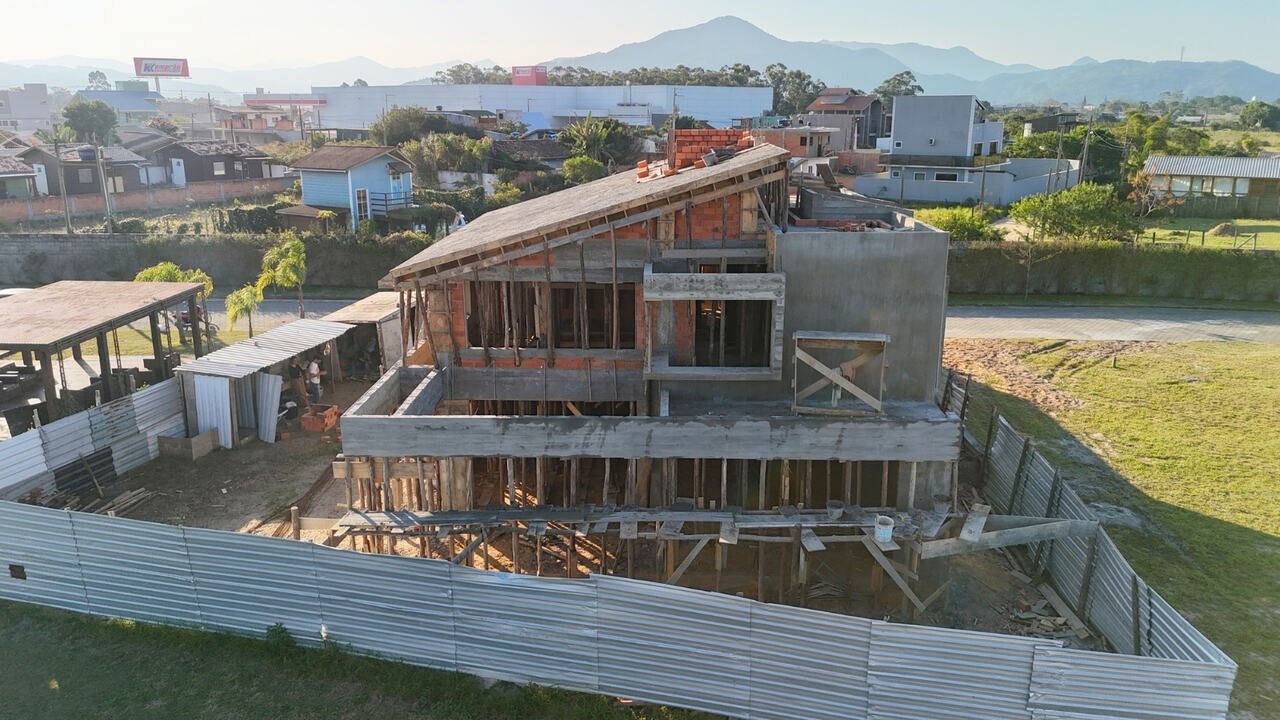 Construtora em Garopaba: Casa aconchegante e moderna
