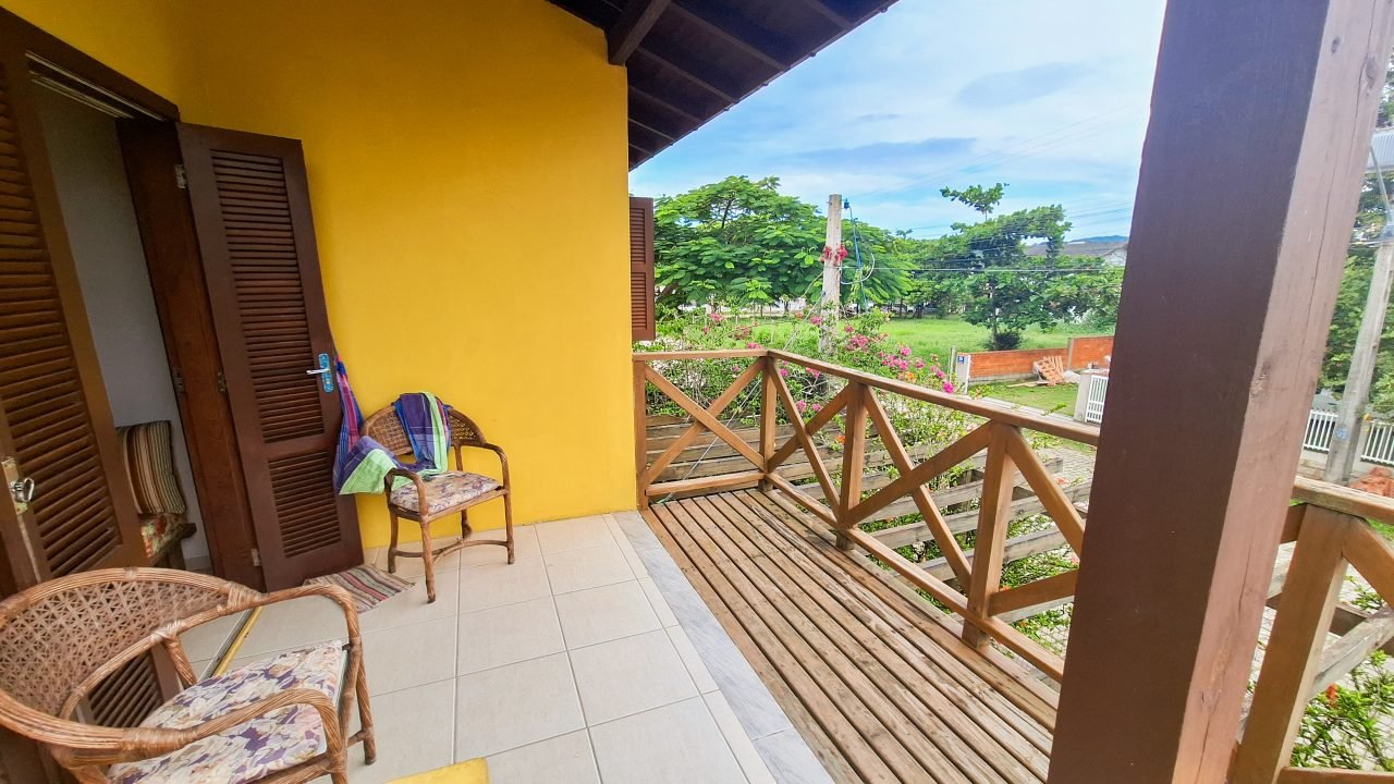 Duas Casas à venda Mobiliadas no Centro de Garopaba!