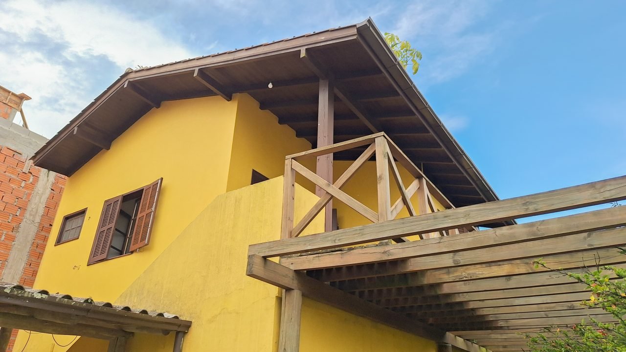 Duas Casas à venda Mobiliadas no Centro de Garopaba!