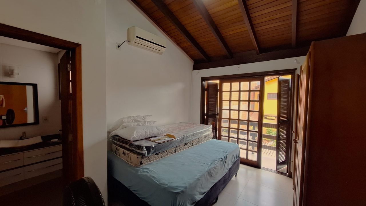 Duas Casas à venda Mobiliadas no Centro de Garopaba!