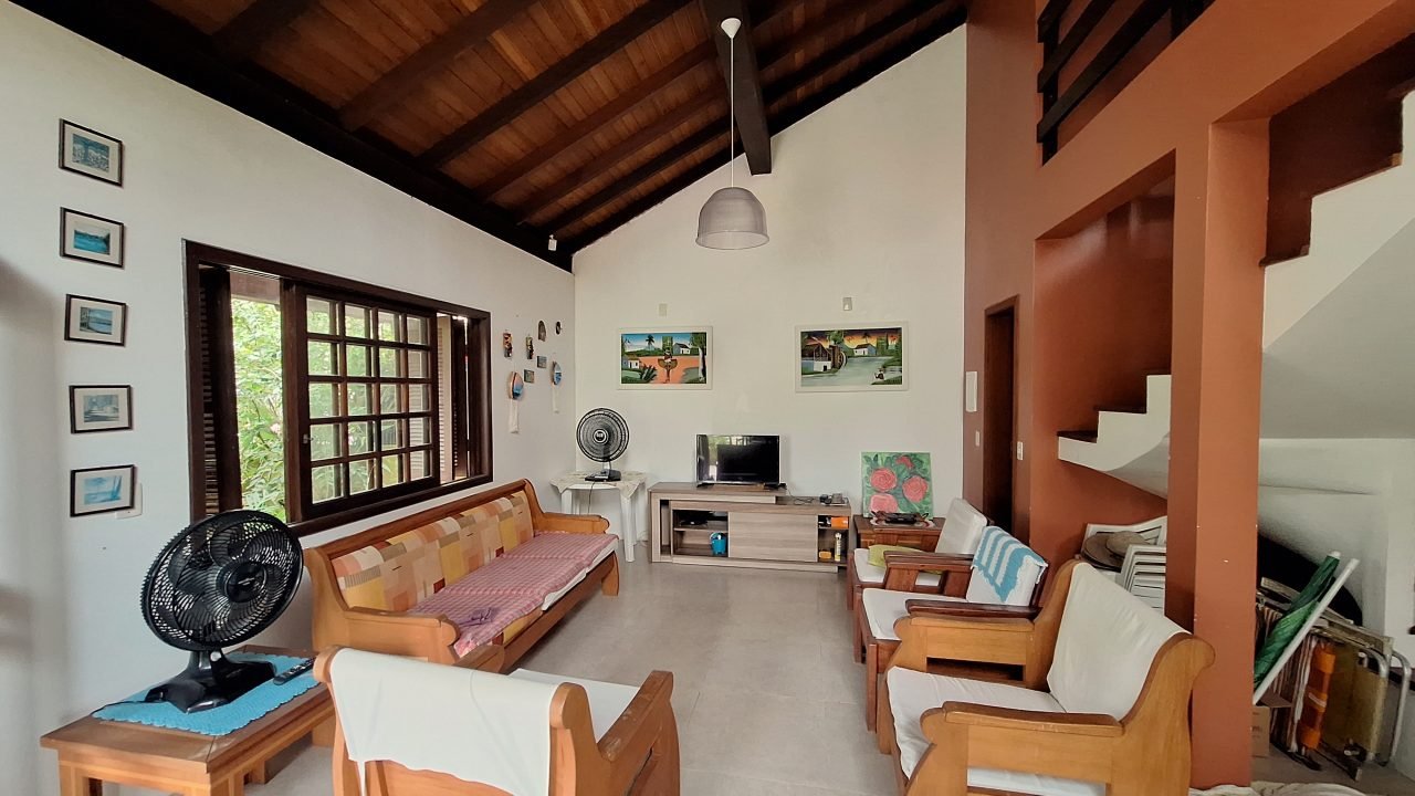 Duas Casas à venda Mobiliadas no Centro de Garopaba!