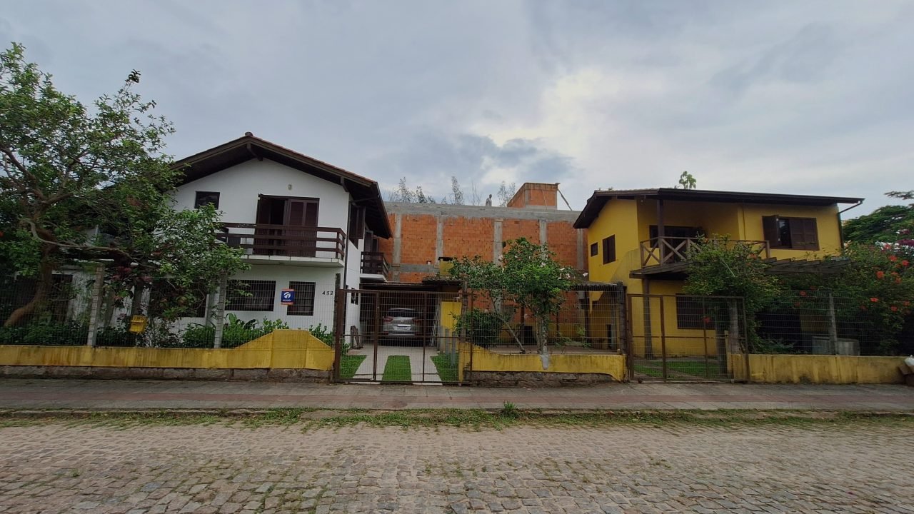 Duas Casas à venda Mobiliadas no Centro de Garopaba!