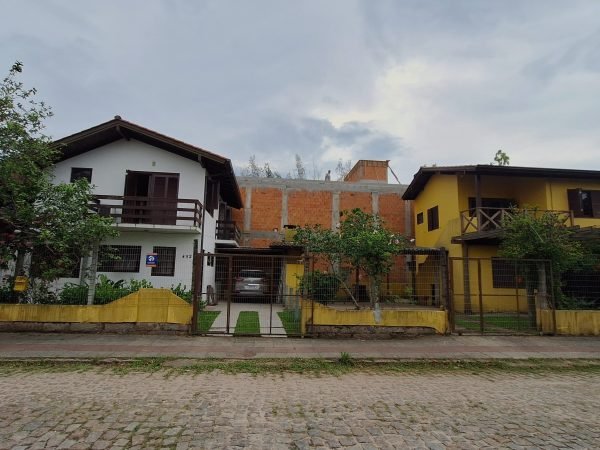 Duas Casas à venda Mobiliadas no Centro de Garopaba!