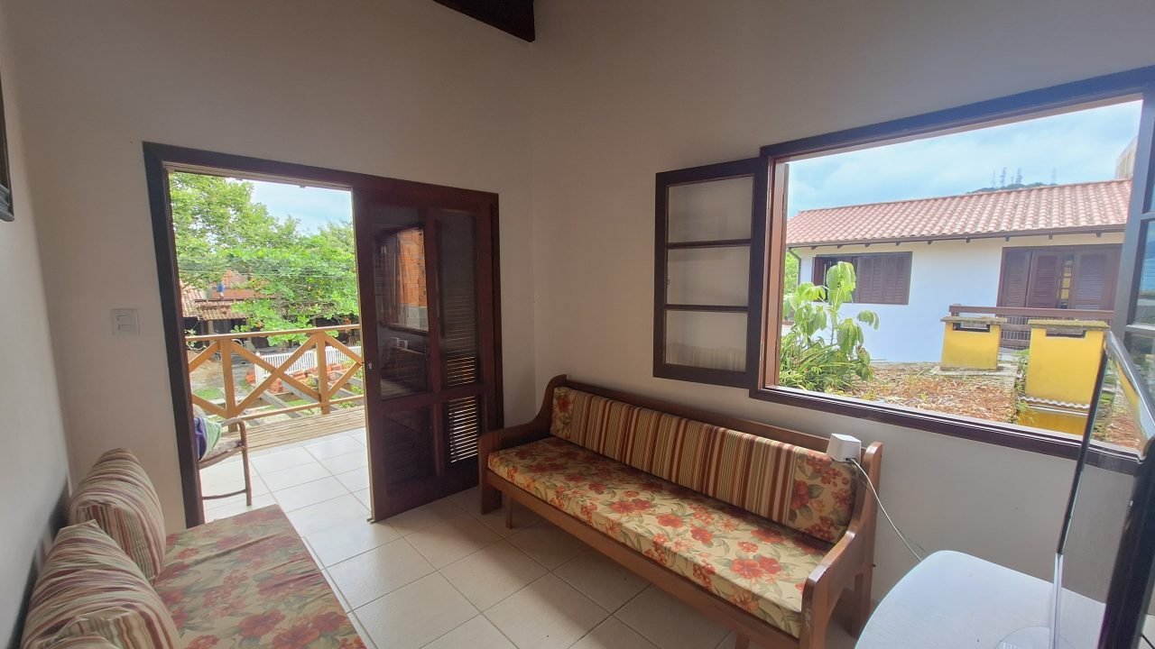 Duas Casas à venda Mobiliadas no Centro de Garopaba!