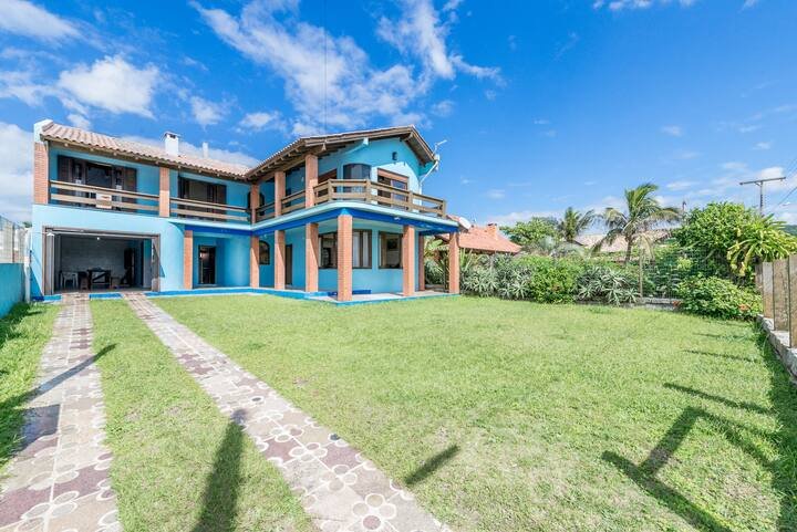 Casa frente mar em Garopaba á venda – 20m da praia e com 5 dormitórios!