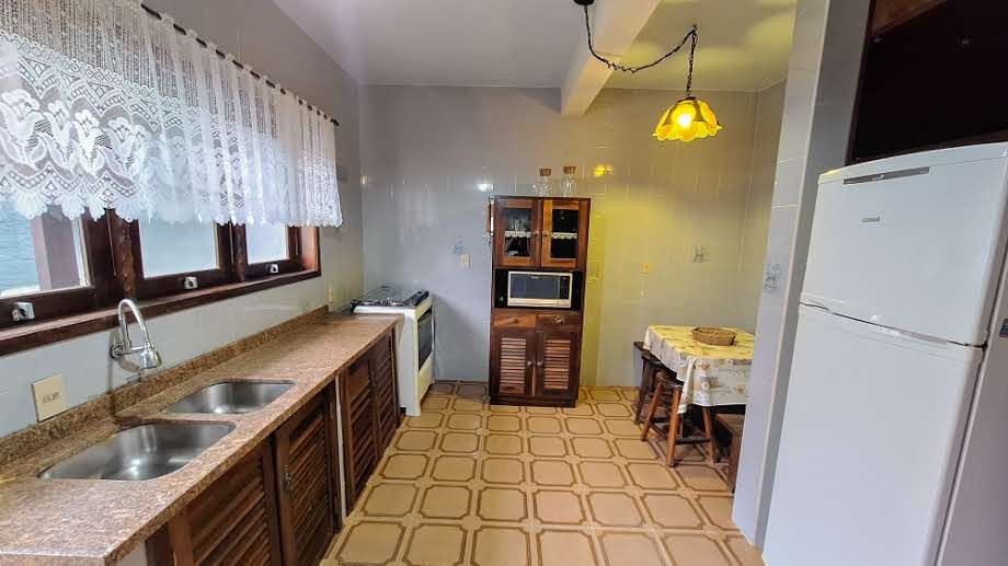 Casa frente mar em Garopaba á venda – 20m da praia e com 5 dormitórios!