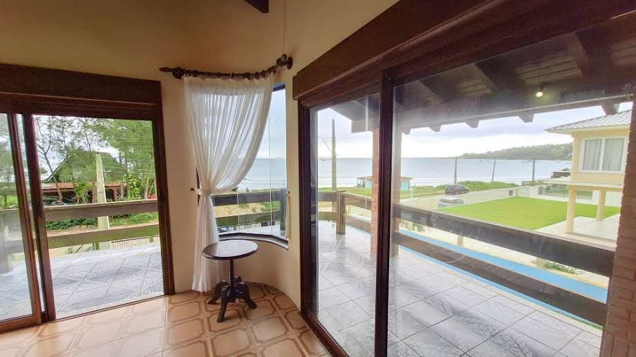 Casa frente mar em Garopaba á venda – 20m da praia e com 5 dormitórios!