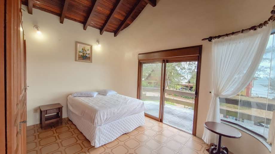 Casa frente mar em Garopaba á venda – 20m da praia e com 5 dormitórios!