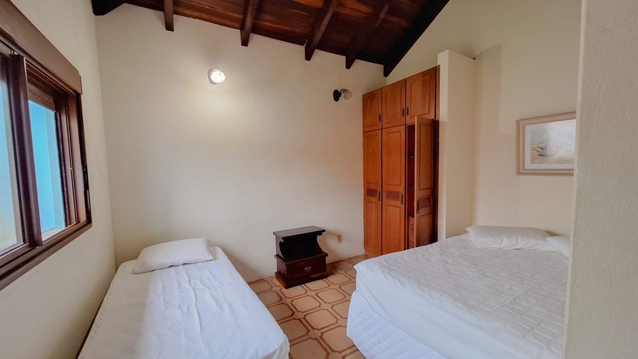 Casa frente mar em Garopaba á venda – 20m da praia e com 5 dormitórios!