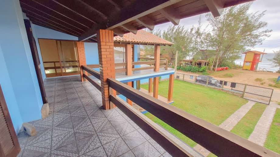 Casa frente mar em Garopaba á venda – 20m da praia e com 5 dormitórios!