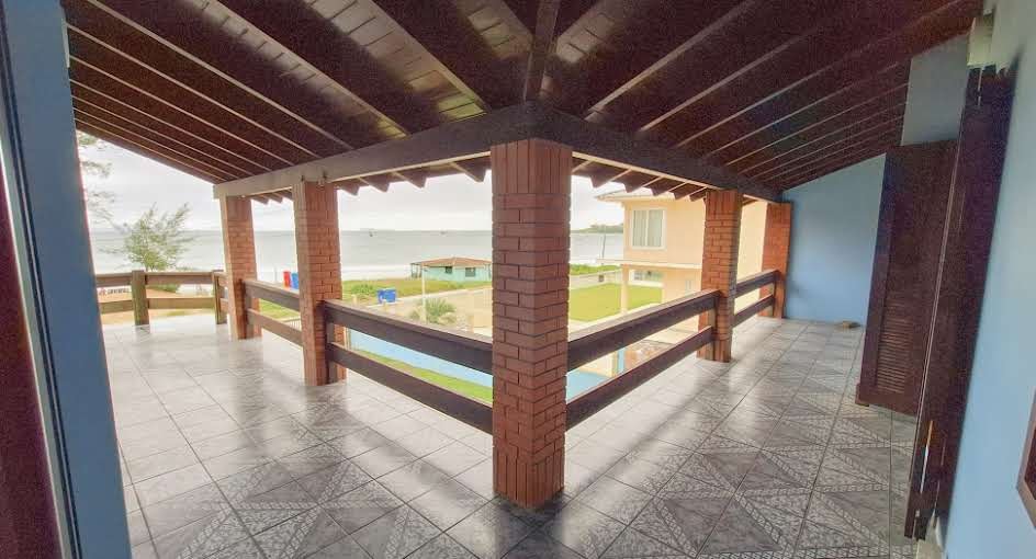 Casa frente mar em Garopaba á venda – 20m da praia e com 5 dormitórios!