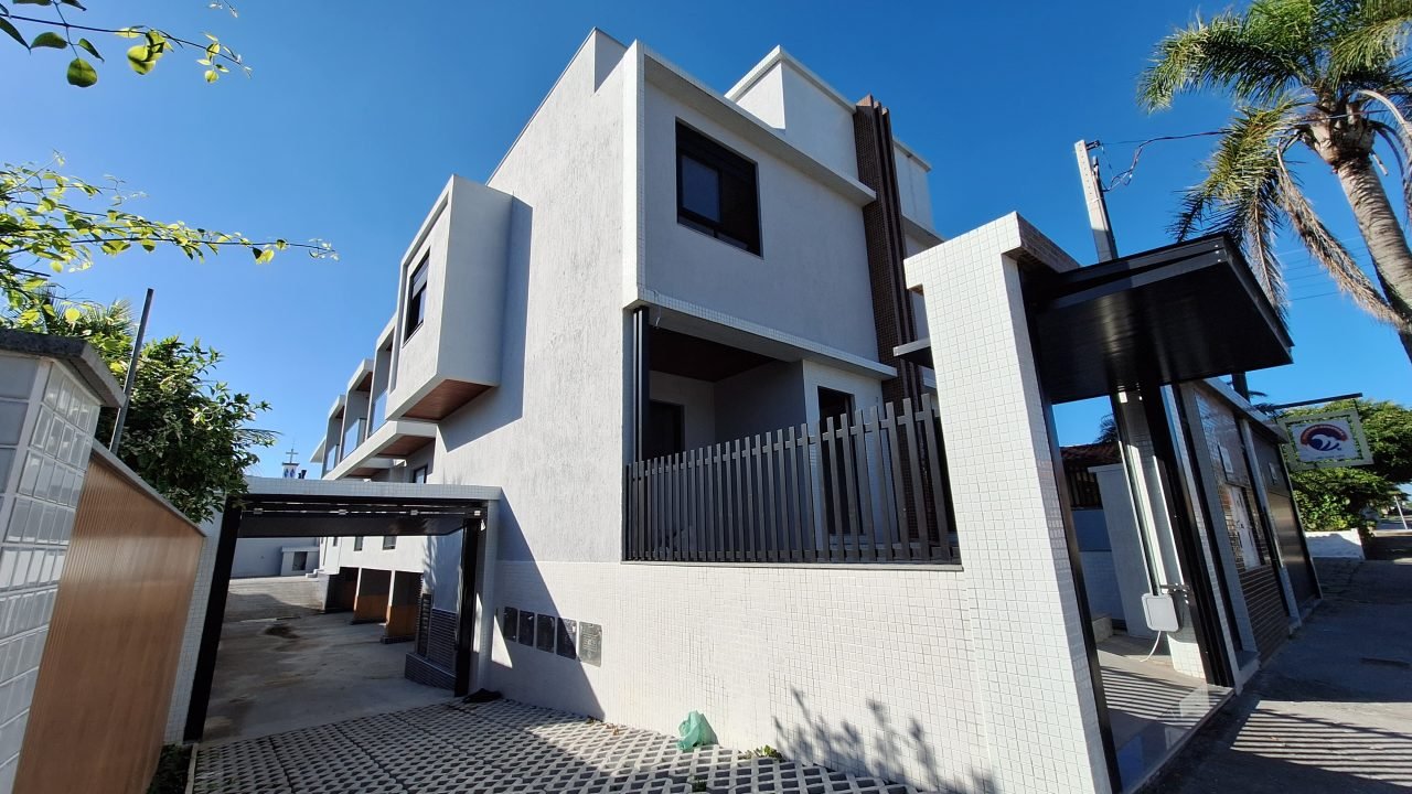 Sobrados à venda no Centro de Garopaba com 2 ou 3 dormitórios