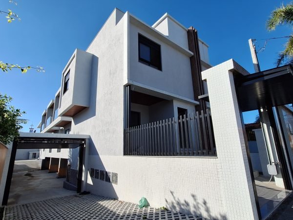 Sobrados à venda no Centro de Garopaba com 2 ou 3 dormitórios