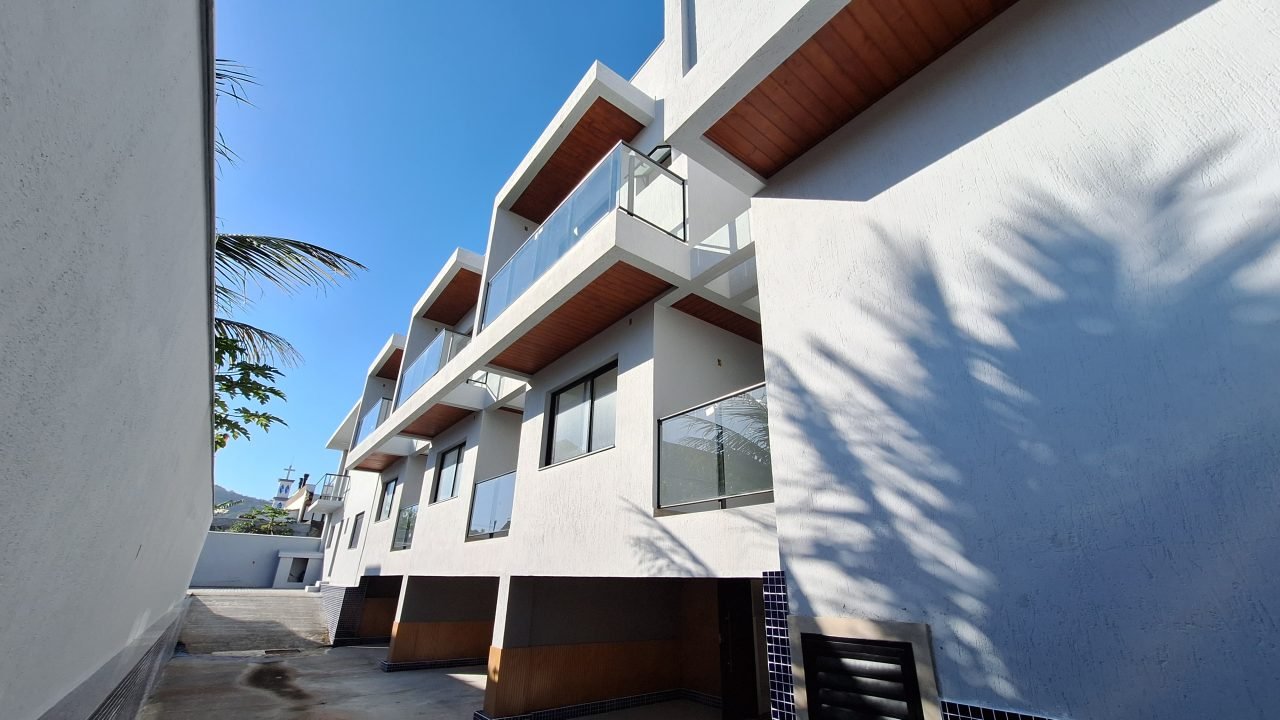 Sobrados à venda no Centro de Garopaba com 2 ou 3 dormitórios